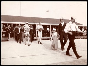 Um pugilista a caminho do ringue em Manhattan Beach, 1895 (impressão em gelatina de prata)